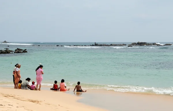 Hint Okyanusu üzerinde dinlenme çocuklu kadınlar. — Stok fotoğraf