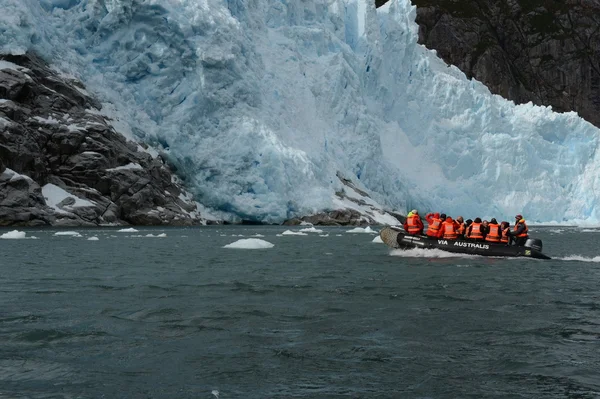 Высадка туристов с круизного лайнера на ледник "Нена" . — стоковое фото