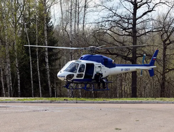 SWAT bojowników na helikopter policji jako-355. — Zdjęcie stockowe