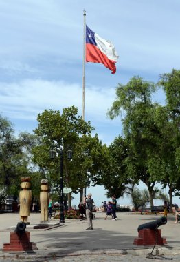  Santiago şehir merkezinde Santa Lucia dağ.