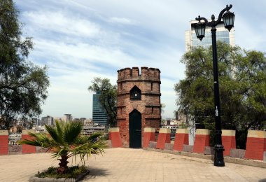  Dağ, Santa Lucia Santiago şehir merkezinde. Bu dağ eteğinde Conquistador Pedro de Valdivia şehir kurdu..