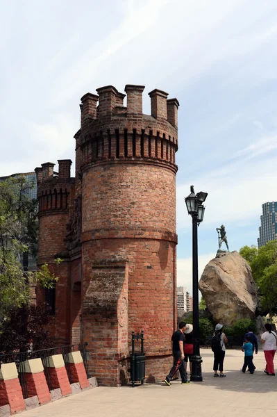 A montanha de Santa Lúcia no centro de Santiago. No sopé desta montanha o Conquistador Pedro de Valdivia fundou a cidade . — Fotografia de Stock