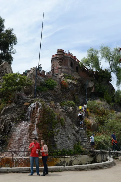 Hora z Santa Lucia v centru města Santiago. Na úpatí této hory Conquistador Pedro de Valdivia založil město. — Stock fotografie