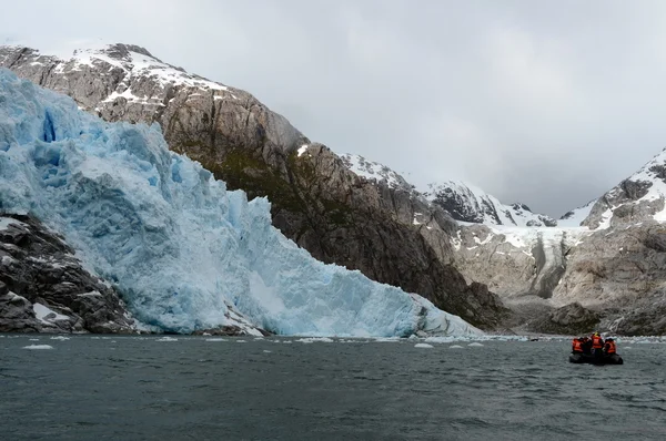 ネーナ氷河をクルーズ船からの観光客. — ストック写真