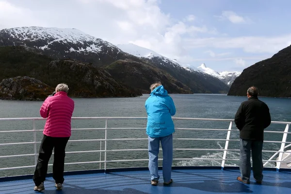 Passengers on the ship "Via Australis" in the Strait Agostini. — Stock Photo, Image