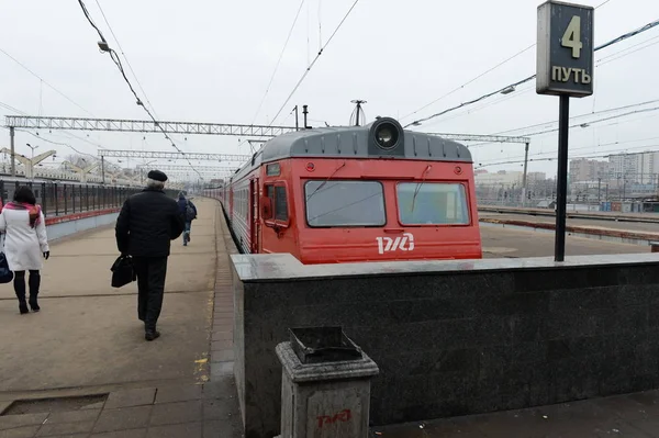 レニングラード駅で郊外電車. — ストック写真