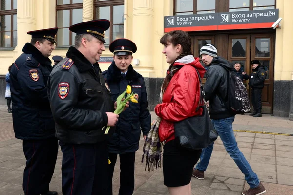 Policisté dávají květiny k MDŽ. — Stock fotografie