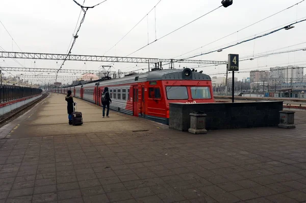 Treno suburbano alla stazione di Leningrado . — Foto Stock