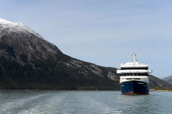 Cruise ship Via Australis in the Bay of the Pia glacier. — Stock Photo, Image