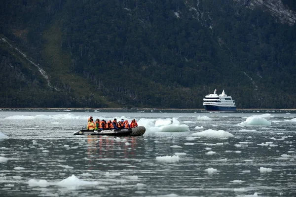 Turistas del crucero aterrizaron en la orilla cerca del glaciar Pia . — Foto de Stock