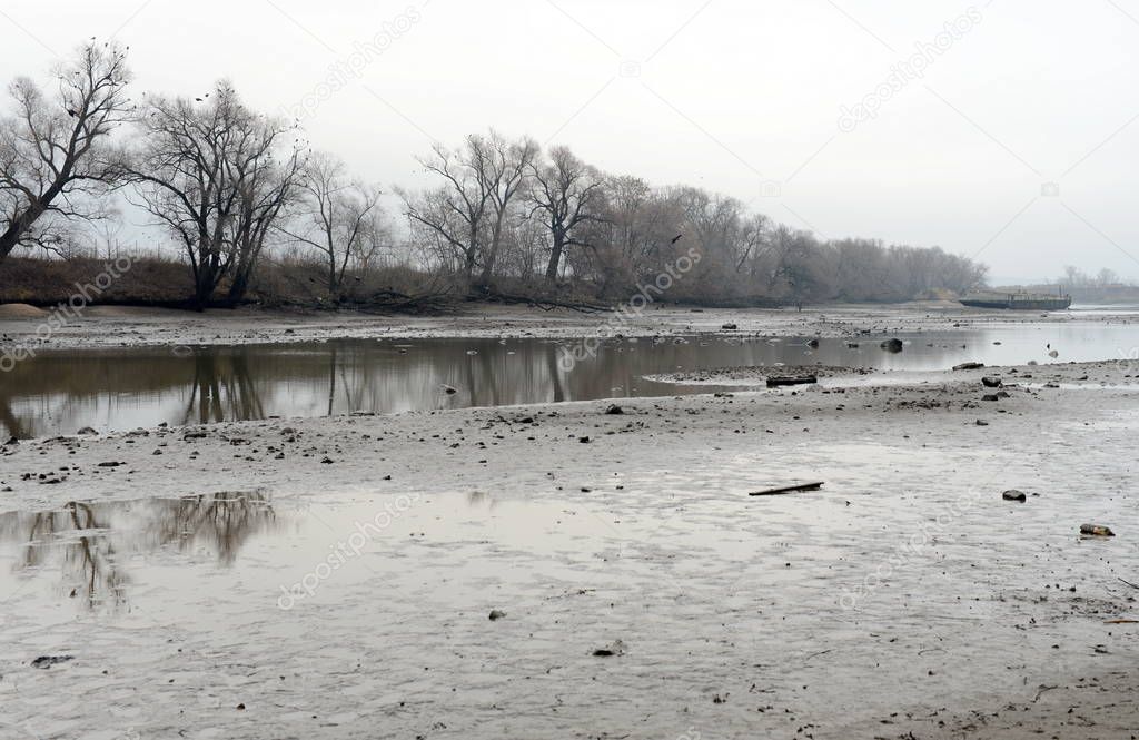  The shallow flow of the Moscow river.