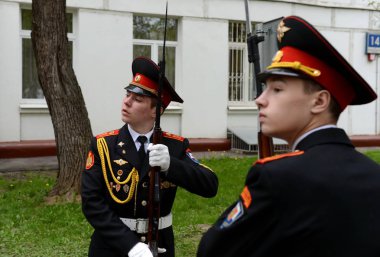  Polis cadet Kolordu içinde geçit töreni.