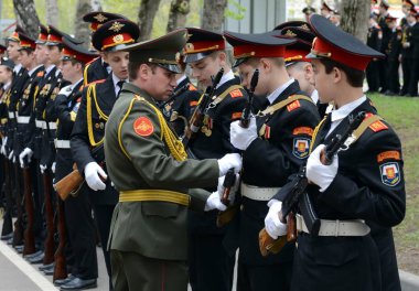  Memur formu öğrencilere polis cadet Kolordu düzeltir.
