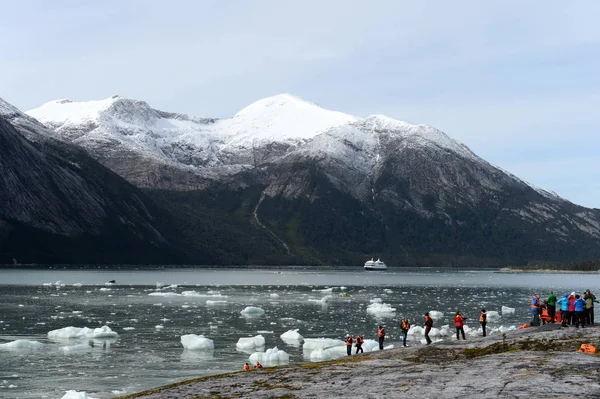 Turistas del crucero aterrizaron en la orilla cerca del glaciar Pia . — Foto de Stock