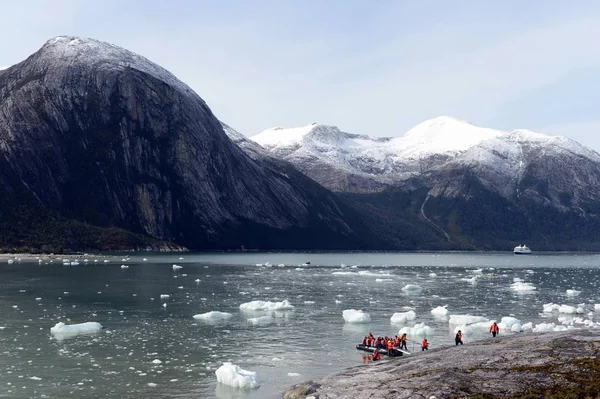 ぴあ氷河近くの海岸に上陸したクルーズ船からの観光客. — ストック写真