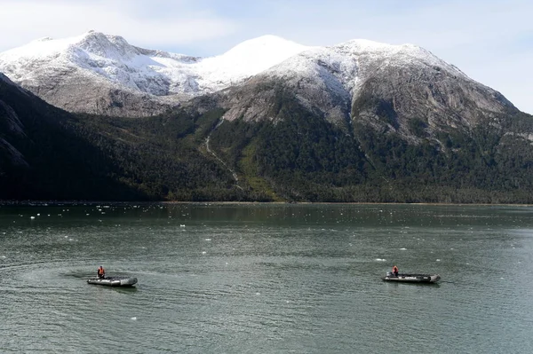 Boats from the ship Via Australis in the Bay of the Pia glacier. — Stock Photo, Image