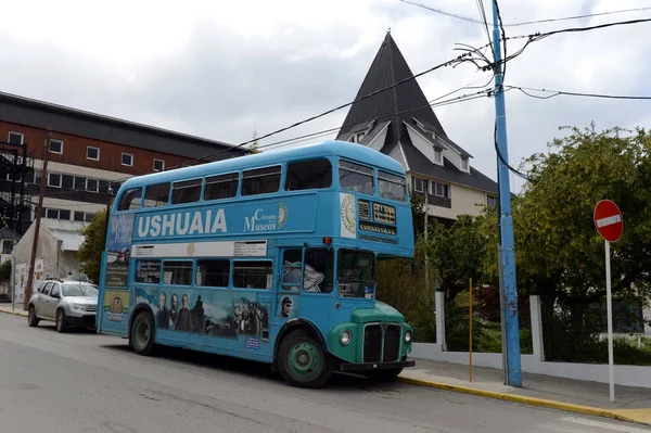 Autobús de dos pisos en la calle de Ushuaia . —  Fotos de Stock