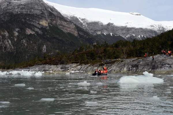 Туристів з круїзних суден, висадилися на березі біля Pia льодовик. — стокове фото