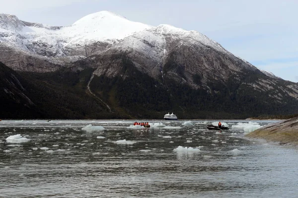 Туристів з круїзних суден, висадилися на березі біля Pia льодовик. — стокове фото