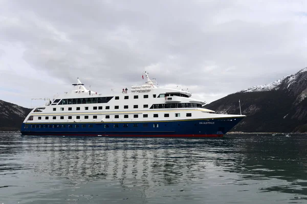 Cruise ship Via Australis in the Bay of the Pia glacier. — Stock Photo, Image