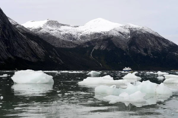 Bateau de croisière dans le fjord Pia . — Photo