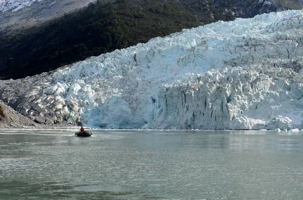 Barco desde el barco Via Australis en la Bahía del glaciar Pia . —  Fotos de Stock