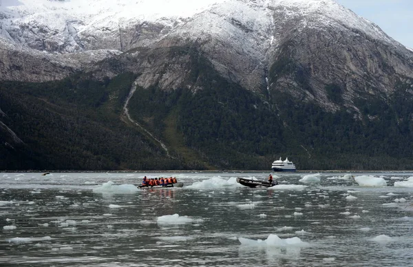 Turistas del crucero aterrizaron en la orilla cerca del glaciar Pia . — Foto de Stock