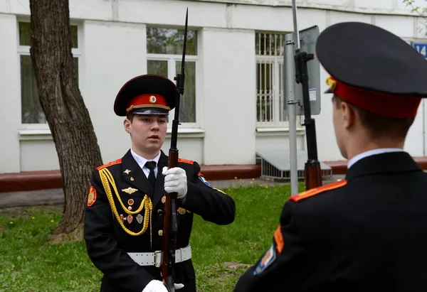 Polis cadet Kolordu içinde geçit töreni. — Stok fotoğraf