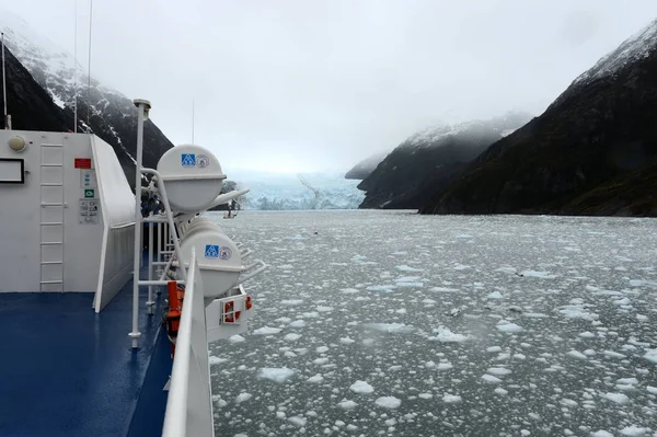 El barco entra en el fiordo de Garibaldi en el archipiélago de Tierra del Fuego . — Foto de Stock