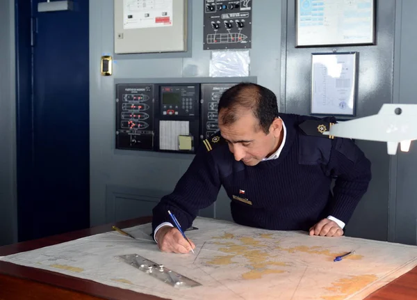 Der leitende Navigator des Schiffes "via australis" pflastert den Seeweg auf der Landkarte vom Kap Horn. — Stockfoto