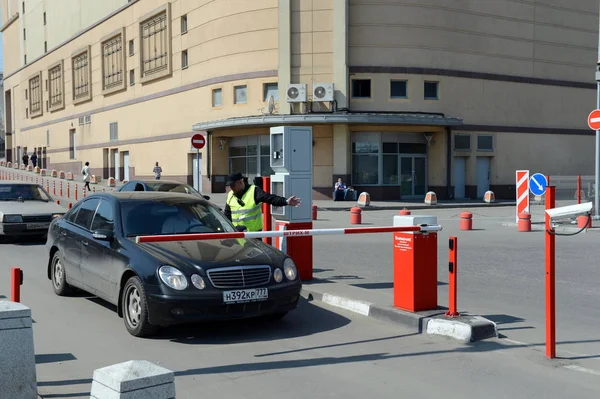  Ücretli otopark Kursk tren istasyonu girişi.