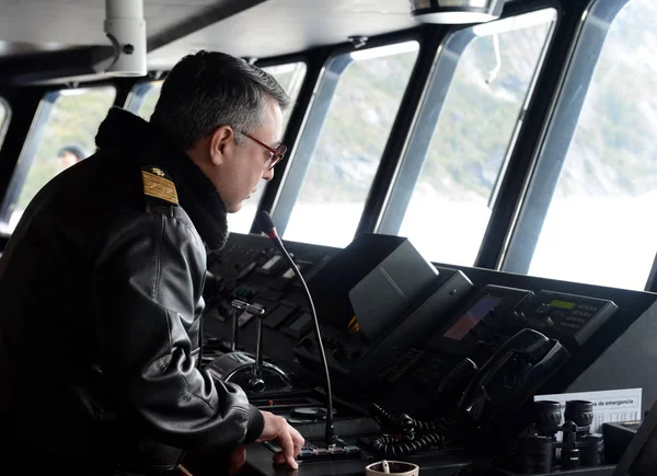 Captain on the bridge of a passenger ship "Via Australis" in the archipelago of Tierra del Fuego. — Stock Photo, Image