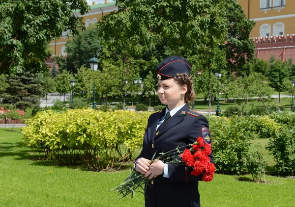 Polícia de cadete com flores em Dia de memória e pena . — Fotografia de Stock