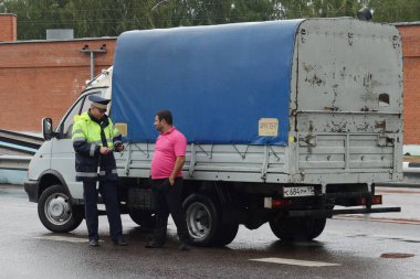  Trafik polisi Müfettiş kontrol yolda sürücü 