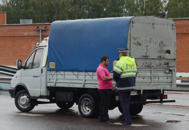  Trafik polisi Müfettiş kontrol yolda sürücü 