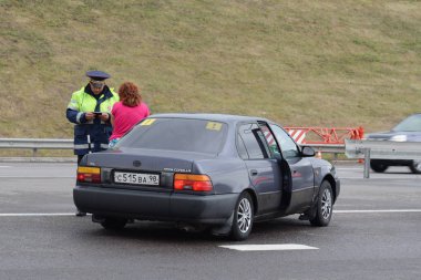   Trafik polisi bir kadın sürücü karayolu üzerinde konuşurken müfettişi.
