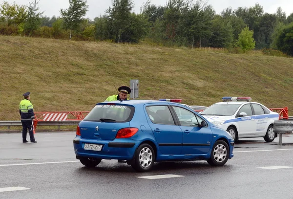 Der Inspektor der Verkehrspolizei überprüft die Dokumente des Fahrers auf der Strecke "Don". — Stockfoto