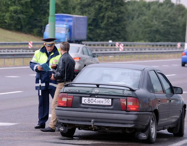 The inspector of traffic police check the documents of the driver on the track "Don". — Stock Photo, Image