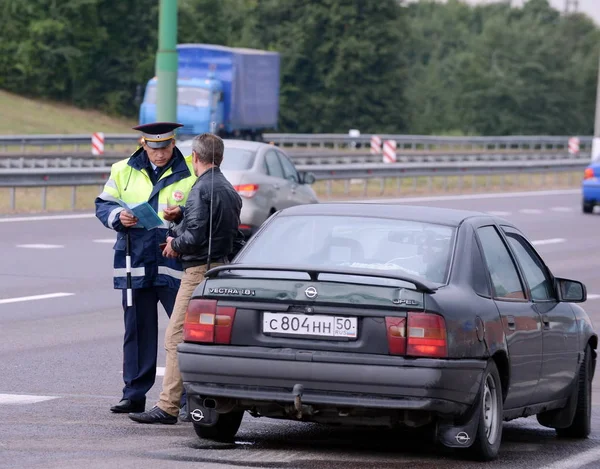 Der Inspektor der Verkehrspolizei überprüft die Dokumente des Fahrers auf der Strecke "Don". — Stockfoto