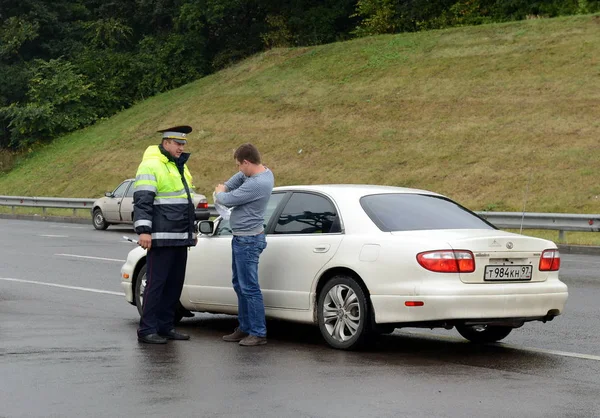 交通警察の監察官ドン」を駆るドライバーのドキュメントをチェックします。". — ストック写真