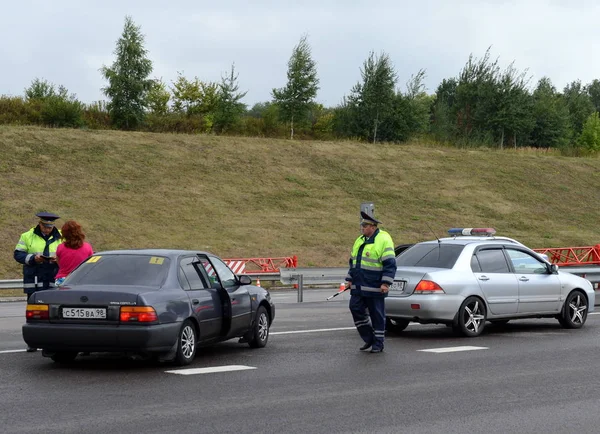 Trafik polisi bir kadın sürücü karayolu üzerinde konuşurken müfettişi. — Stok fotoğraf