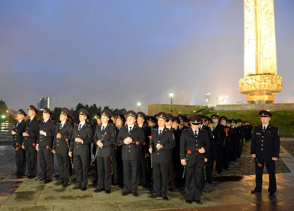 La polizia durante l'azione Patriottica ogni russa "Domani fu la guerra" su collina di Poklonnaya . — Foto Stock