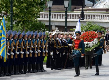  Meçhul asker kabrinde anma günü sırasında döşeme çiçekler ve çelenk töreni.