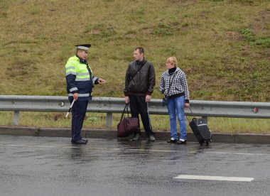  Yayalar için trafik polisi polis müfettişi konuşuyor.