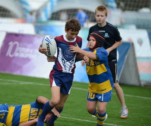 Spel tijd in de wedstrijd de children's Rugby toernooi. — Stockfoto