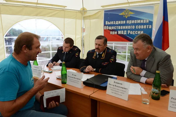 Policji generał Vladimir Kuzin i rektor Uniwersytetu prawnych Victor Blazheev prowadzenie recepcji kierowców w recepcji zjazdu publicznego Rady. — Zdjęcie stockowe