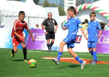  Çocuklar futbol Poklonnaya tepe üzerinde oynamak..
