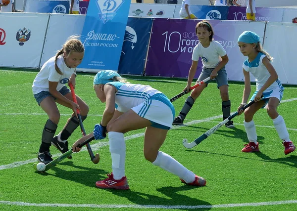 Girls play field hockey. — Stock Photo, Image