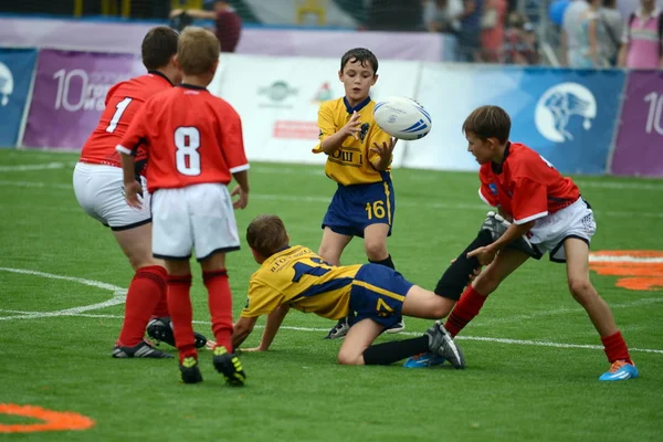 Băieții joacă rugby — Fotografie, imagine de stoc