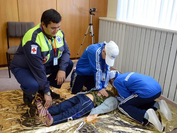 Formazione degli alunni in pronto soccorso . — Foto Stock